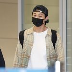 변우석 입국… ‘친절 경호’ 속 수많은 <b>인파</b>로 공항 마비 [종합]