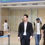 [댓글부탁해] '과잉경호' 논란에도 입국장서 팬들에게 '꾸벅' 인사한...