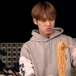 세븐틴 민규와 <b>원우</b>의 한입 차이.jpg