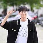 김범 '<b>포즈</b>의 정석은 브이지!'