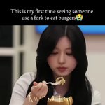 햄버거를 포크로 쳐먹는건 처음<b>본다</b>ㅋㅋ