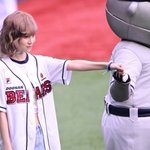 잠실 야구장 들썩이게 한 '에스파-<b>윈터</b>' <b>시구</b>