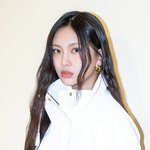 [속보] [현장포토] "아침부터 심쿵"…혜인, 인형의 눈맞춤...