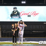 서울<b>LG</b> ‘눈물의 작별’ 켈리, 끝까지 예우한다…차명석 단장 “예우...