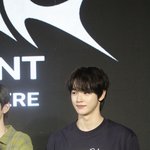 <b>성찬</b> 웃는거