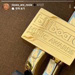 로제 빌보드 트로피 받았네