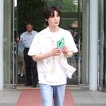 [모두드루와] [<b>ET</b>포토] 안재현, '책 선물 받았어요'