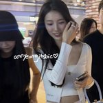 수지 <b>하늘색</b> 가방 어디껀지 아는 사람?