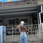 슬기, 민소매+7부 바지로 뽐낸 패션 센스…수줍은 납작배 노출