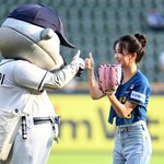 [포토] 나하은, 멋진 시구에 <b>철웅</b>이도 엄지 척