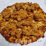 피자·치킨 모두 잡을까 놓칠까…맘스터치서 난리났다는 신메뉴