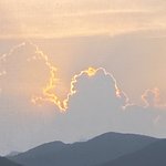 해가 구름에 가려져서 구름 <b>테두리</b>가 보여