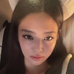 제니 새로 뜬 <b>포카</b> 개이쁘다..