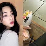'최민환 이혼' <b>율희</b>, 썸 타나... 꽃다발 자랑하며 "기분 좋아"