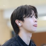 귀걸이처럼 생긴 신기한 이어폰 쓰는 남돌들