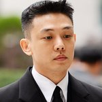<b>유아</b>인 부친상...슬픔 속 빈소 지켜