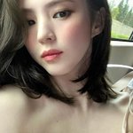 한소희, <b>어깨끈</b> 흘러내려...다시 봐도 아찔