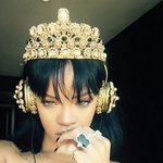 리한나가 착용한 9000달러 <b>돌체</b> 앤 가바나 헤드폰