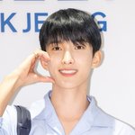 [현장포토] "아침부터 설렌다"…도겸, <b>심</b>쿵 볼하트 디스패치사진