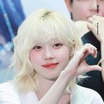 안경 쓴 <b>미카엘</b>로 등장한 에스파 윈터