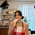 [모두드루와] 기은세 <b>끈나시</b>에 앞치마 아찔 착시룩 입고 오랜만에...