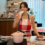 [모두드루와] 기은세, <b>끈나시</b>에 앞치마 '아찔 착시룩' 입고 요리...