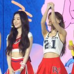 <b>웬디</b>랑 아이린 허벅지 두께 차이봐