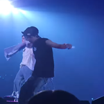 콘서트에서 팬한테 슬로건 씌워 준 남돌