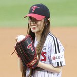 [포토] 아이린 '시구 <b>사상</b> 최초 보크'