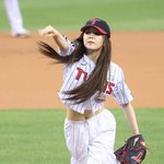 [포토] 아이린 '냉<b>미녀</b>의 깜찍한 시구'