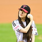 레드벨벳 아이린, 마운드에서 긴 생머리 정리[포토엔HD]