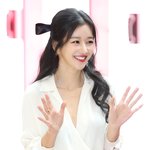 첫 공식석상 어땠나…<b>미소</b> 속 '레드립'에 '깊게 파인 블라우스'