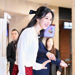 4개' 서예지, 2년만 컴백…왕<b>리본</b> 달고 폴더인사 [엑's 이슈]