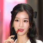 [포토S] 서예지, '립스틱을 입술에~'