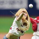 나나 ‘이게 패대기 시구가 될 줄이야’