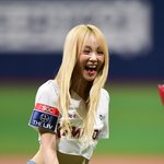 나나 ‘패대기 시구에 귀엽게 함박웃음’