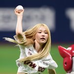나나 ‘금발 휘날리며 시구’