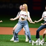 우아 ‘단체로 쩍벌 댄스’ [<b>MK</b>포토]