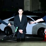 [드루와] [사진]'음주운전' <b>BTS</b> 슈가, '경찰 출석하며 취재진...