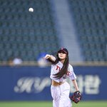 [<b>ST</b>포토] 시구하는 레드벨벳 아이린