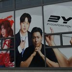 김계란 걸그룹 <b>QWER</b>, 사옥 포스터 붉은 페인트 테러에 소속사...