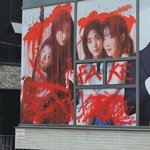 [모두드루와] <b>QWER</b> 사옥 사진에 페인트 테러