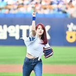 [사진] 여자친구 예린, <b>삼성</b> 승리 기원 시구