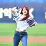 [사진] 여자친구 <b>예린</b>, 삼성 승리 기원 시구