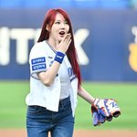 [사진] 놀라는 예린, <b>삼성</b> 승리 기원 시구