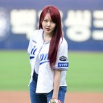 [포토] 예린 시구 '진지한 눈빛 <b>사인</b> 교환'