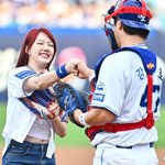 [사진] <b>강민호</b>와 하이파이브하는 예린, 삼성 승리 기원할게요