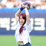 [포토] 가수 <b>예린</b> '야구유니폼 입고 힘찬 시구'