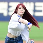 [포토] 가수 <b>예린</b> '긴머리 휘날리며 힘찬 시구'