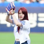 [포토] 가수 <b>예린</b> 시구 '스트라이크 던집니다'